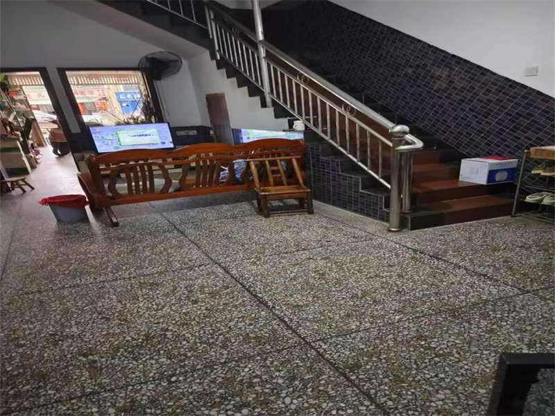 機(jī)場(chǎng)口社區(qū)法拍房101室、201室